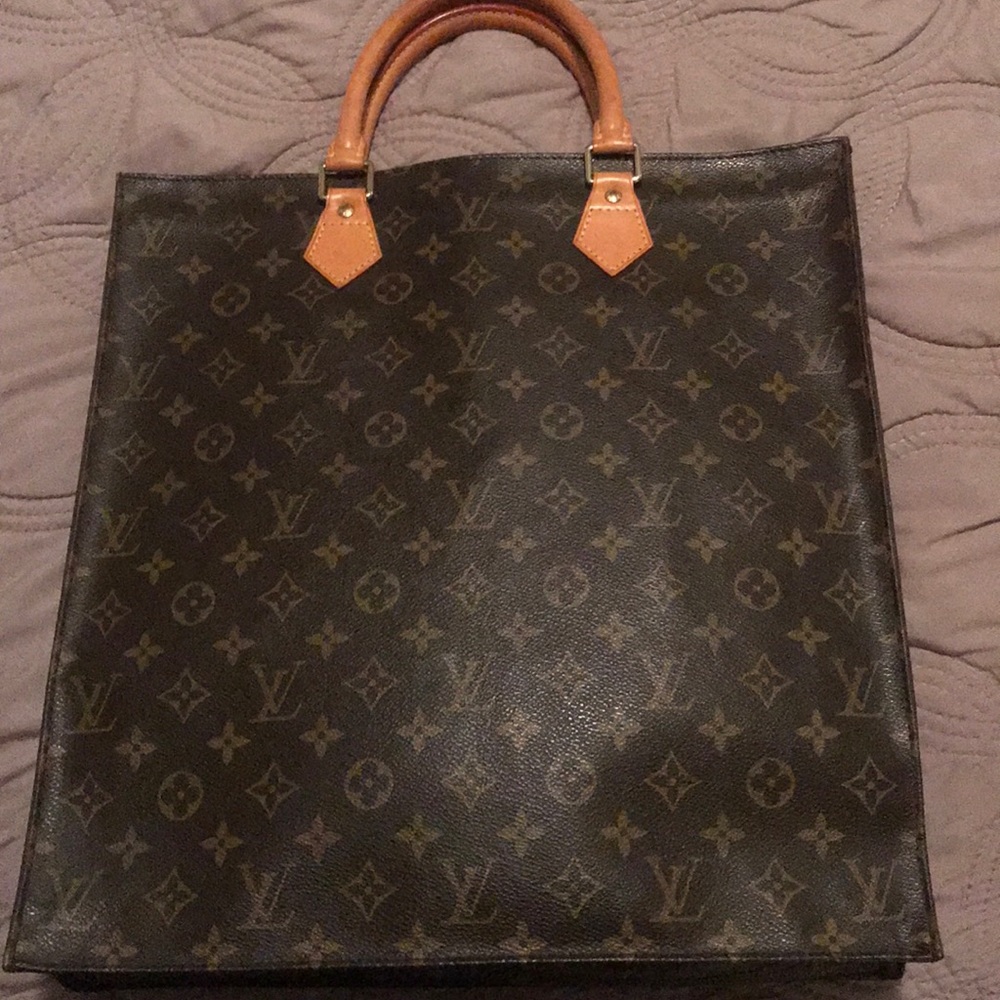 Beautiful Authentic LV bag barely used.